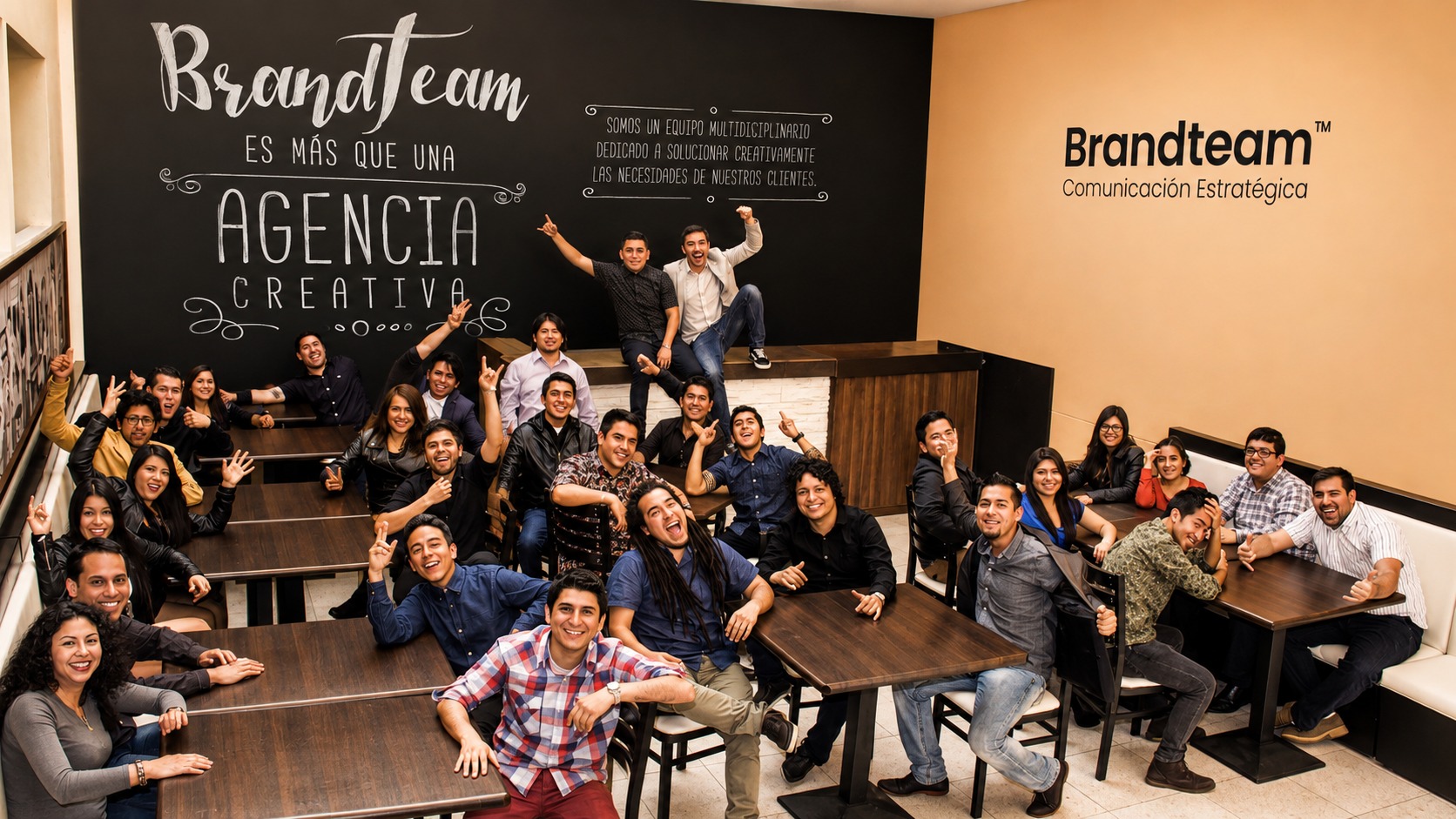 Branding Agency Perú - Equipo creativo de Brandteam Perú trabajando en comunicación interna, diseño y estrategia de marca