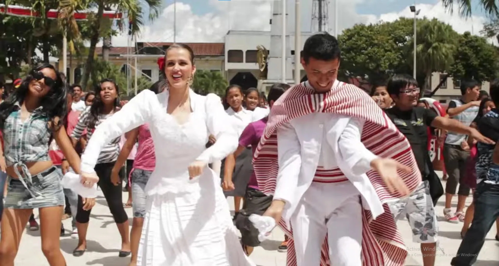 Activación de marketing experiencial La Blanquirocola de PROMPERÚ en plazas del Perú durante Fiestas Patrias