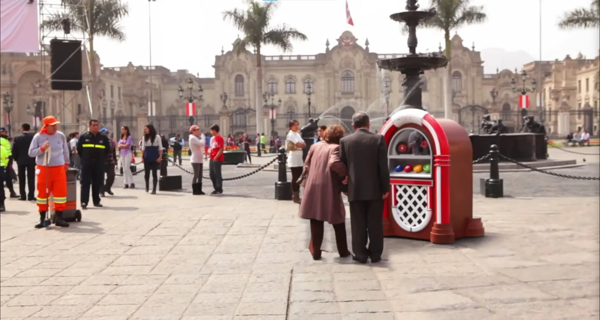 Personas bailando música peruana en activación de la campaña La Blanquirocola de PROMPERÚ