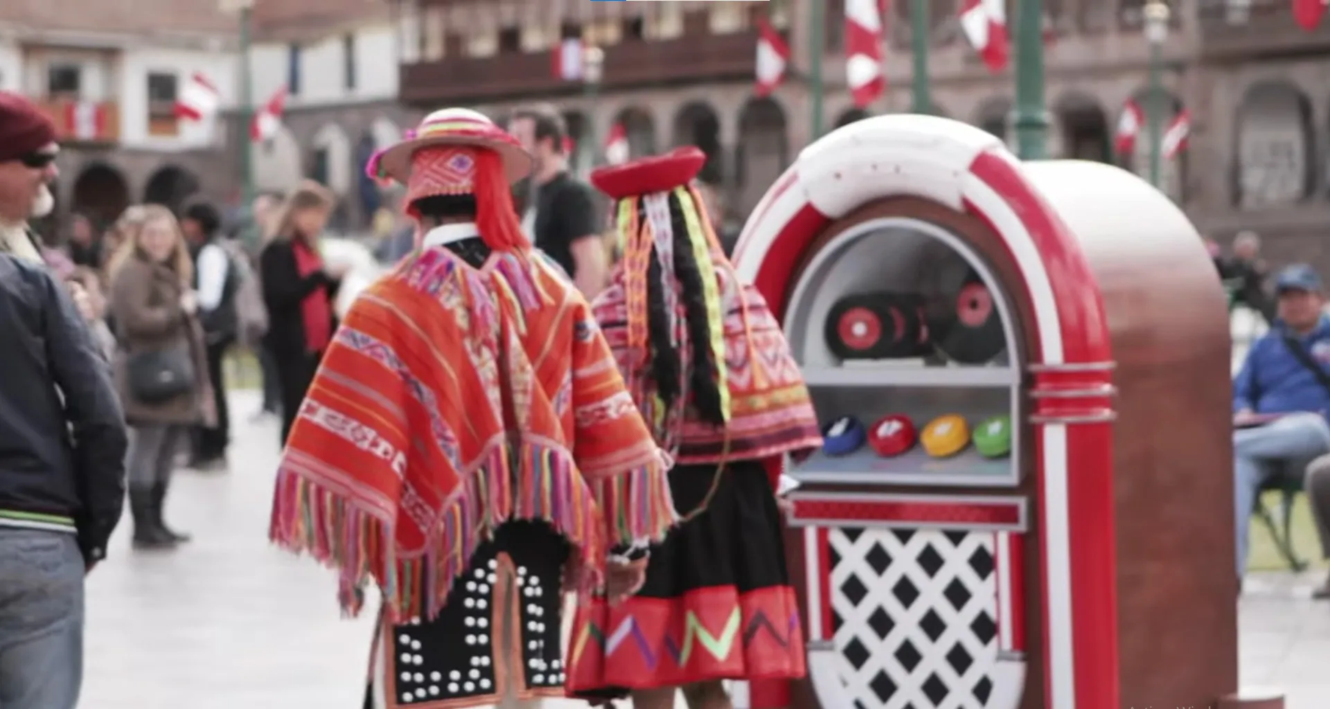 Campaña creativa La Blanquirocola de PROMPERÚ desarrollada por Brandteam en plazas del Perú durante Fiestas Patrias